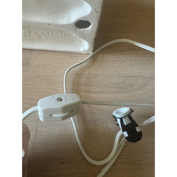 Yuletide Snow Hamlet Merry Town Station Ceramic‎ Christmas Village Lights Up - Picture 8 of 13